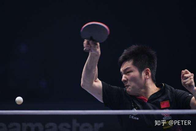 F1赛场再起风云：南城赤兔队击败天山火箭队，脚步移动更到位传控打穿防线(足球风云通往未来的一球)