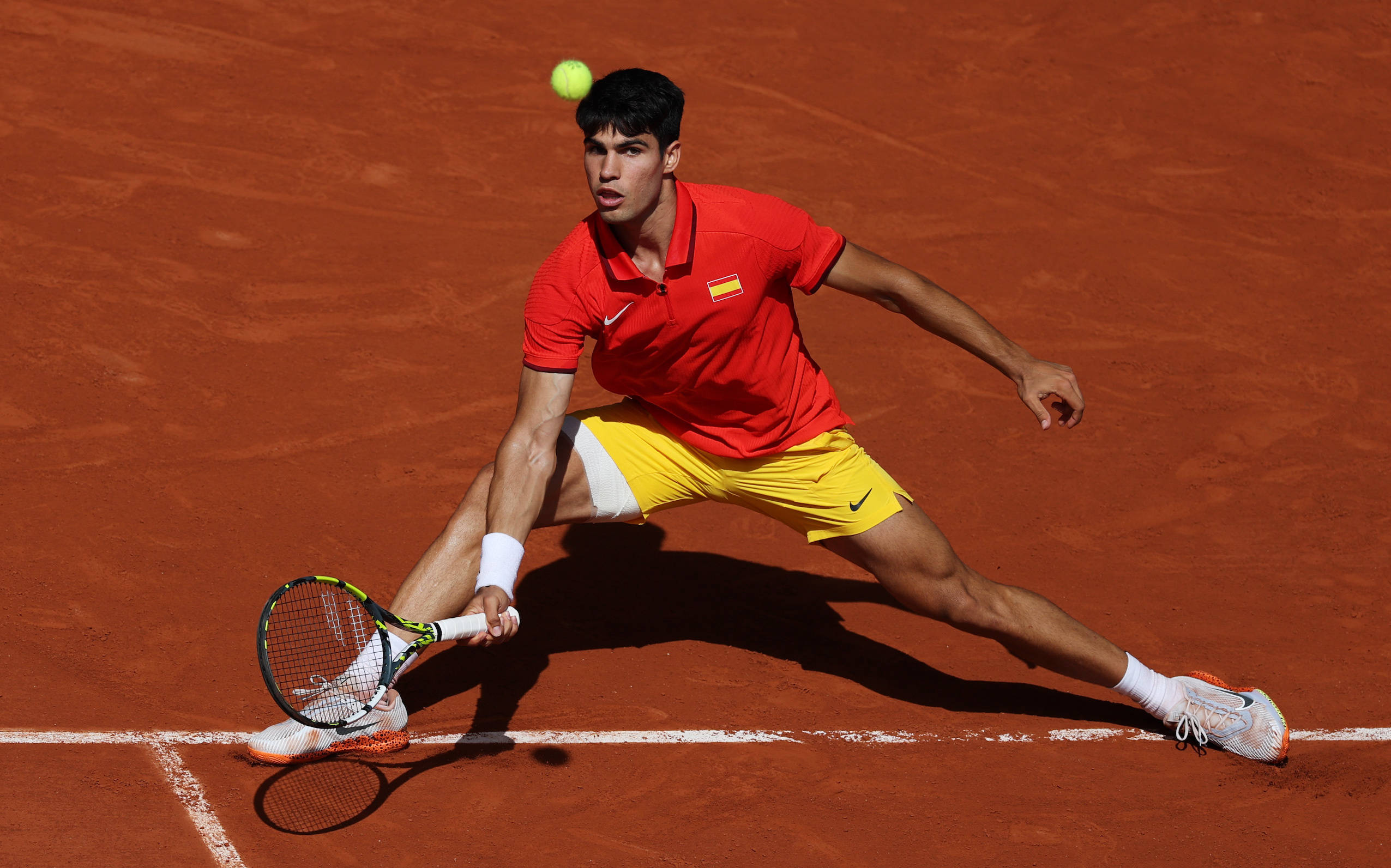 重要助攻引发热议！，德约科维奇在巴黎圣日耳曼比赛中出色防守热度持续攀升(assimilation中文翻译)